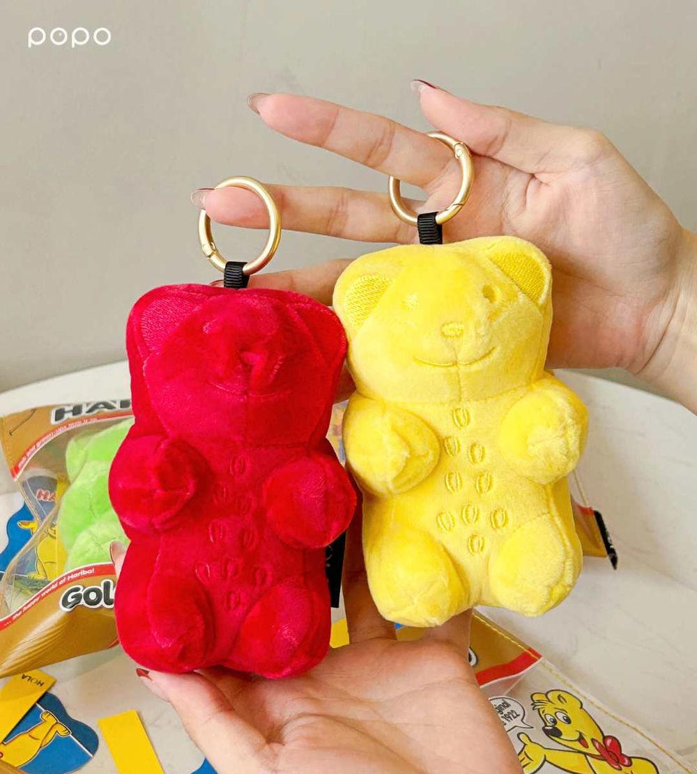 HOLA×HARIBO小熊軟糖聯名回來了！超可愛「小熊軟糖絨毛吊飾+娃包組」六種顏色都想帶回家！-7