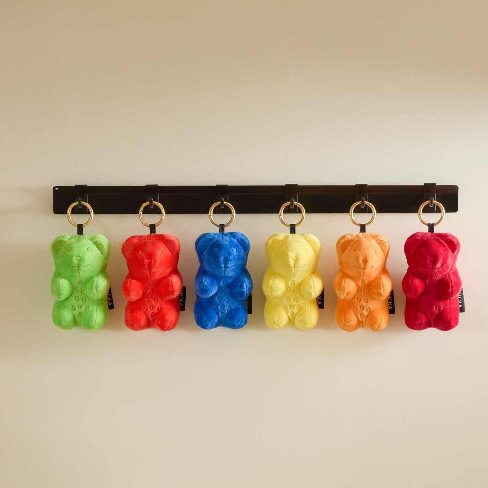 HOLA×HARIBO小熊軟糖聯名回來了！超可愛「小熊軟糖絨毛吊飾+娃包組」六種顏色都想帶回家！-3