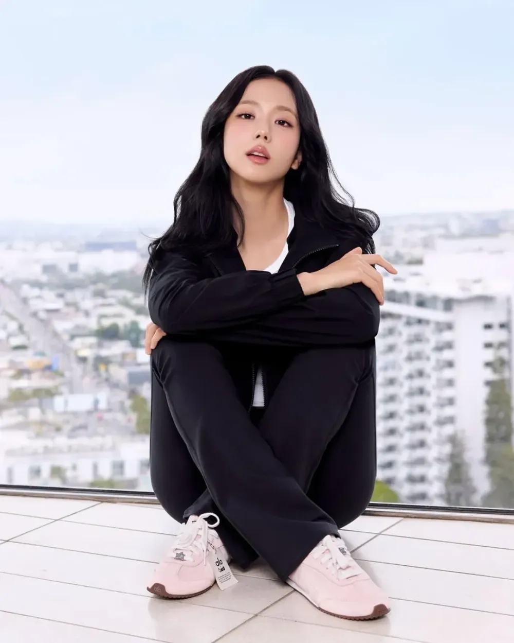 Jisoo來台灣腳上穿的原來是這雙！alo聯名芭蕾粉薄底鞋！整雙都是小巧思、誰能不心動？-4