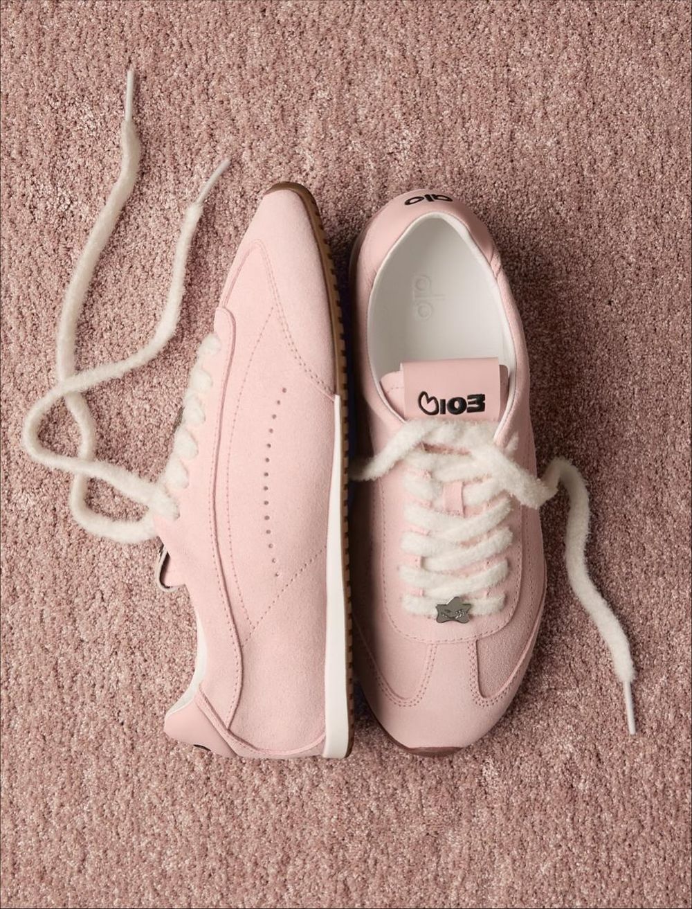 Jisoo來台灣腳上穿的原來是這雙！alo聯名芭蕾粉薄底鞋！整雙都是小巧思、誰能不心動？-6