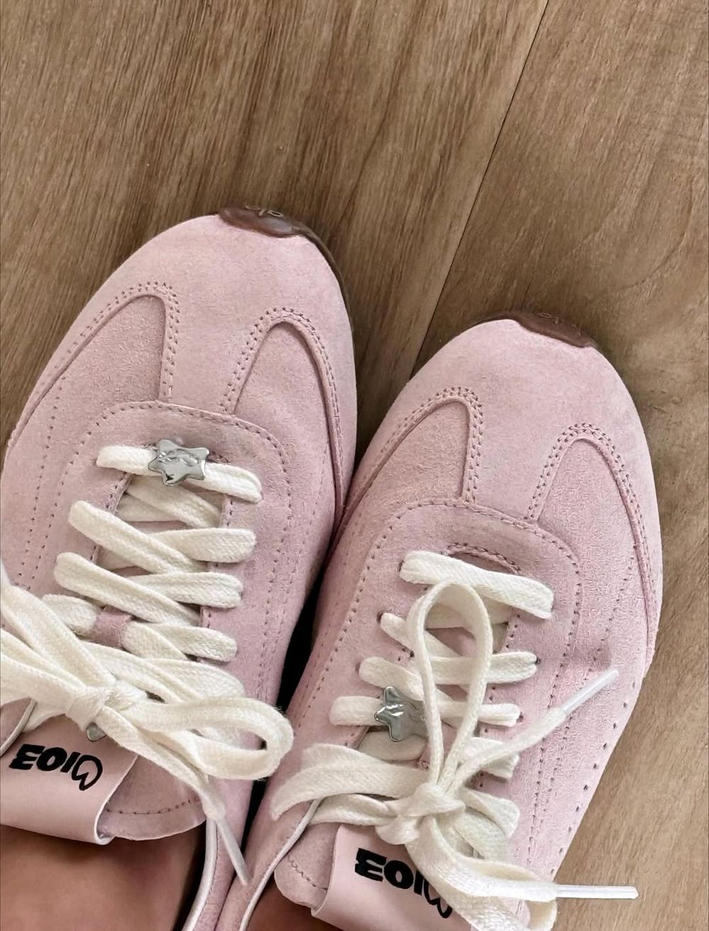 Jisoo來台灣腳上穿的原來是這雙！alo聯名芭蕾粉薄底鞋！整雙都是小巧思、誰能不心動？-5