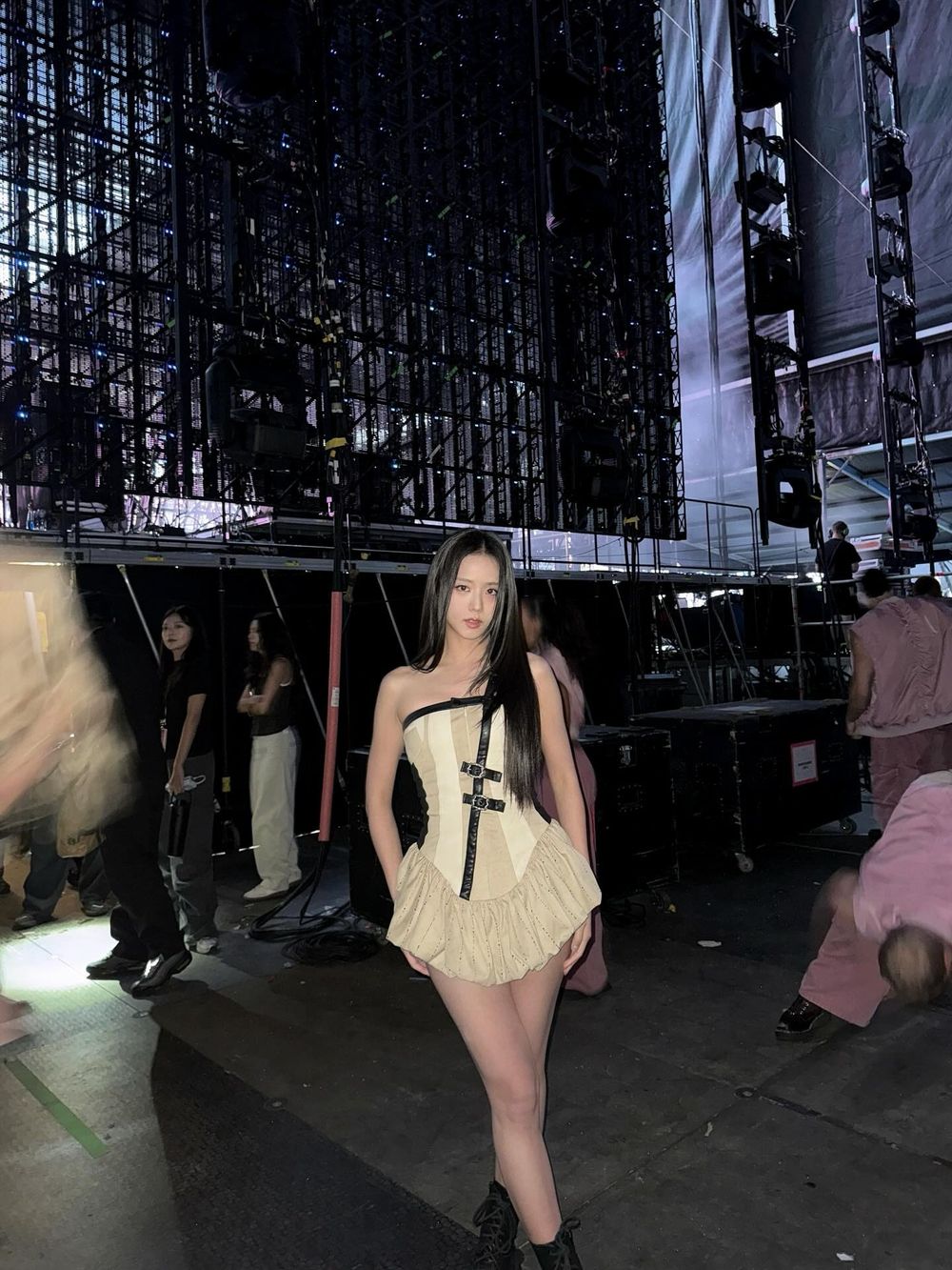 Jisoo來台灣腳上穿的原來是這雙！alo聯名芭蕾粉薄底鞋！整雙都是小巧思、誰能不心動？-10