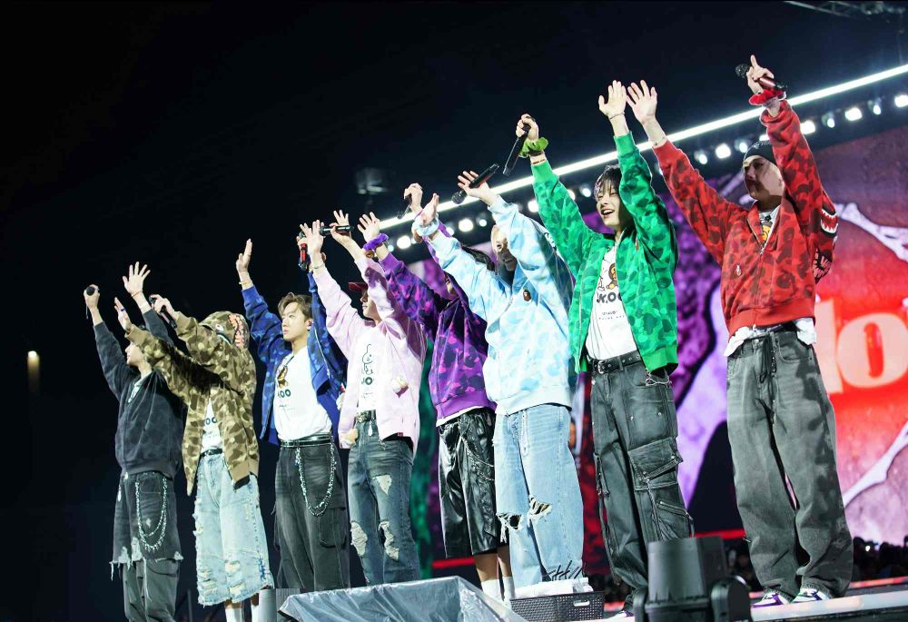 STAY們直接發瘋！BAPE驚喜聯手Stray Kids！巡演「同款外套、Logo上衣」帥到必收！-3