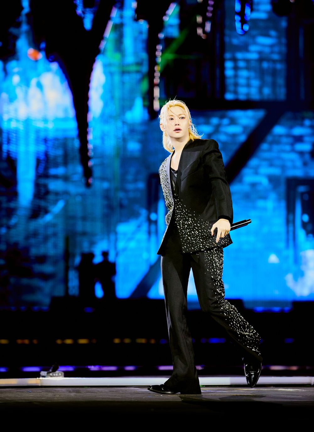 LV、FENDI太寵了！幫Felix、方燦打造「禁慾黑西裝」演唱會訂製服、帥到無法無天！-2