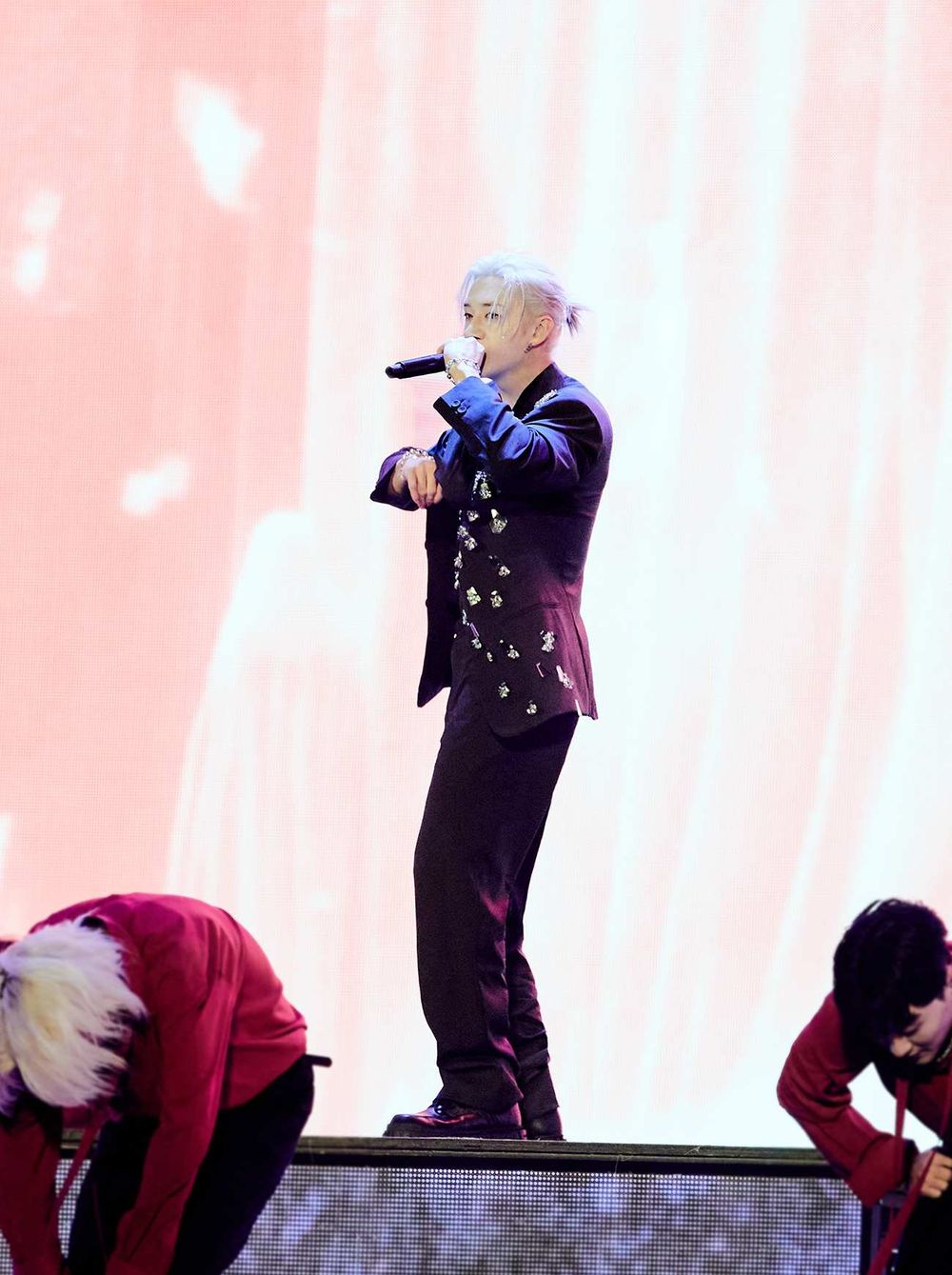 LV、FENDI太寵了！幫Felix、方燦打造「禁慾黑西裝」演唱會訂製服、帥到無法無天！-4