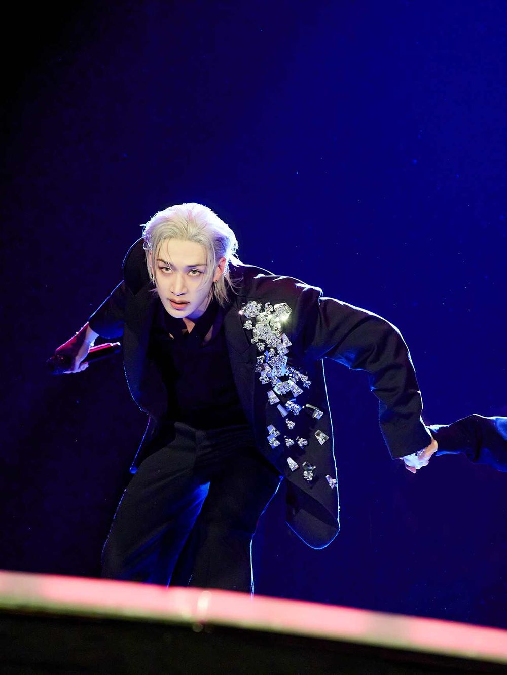 LV、FENDI太寵了！幫Felix、方燦打造「禁慾黑西裝」演唱會訂製服、帥到無法無天！-3