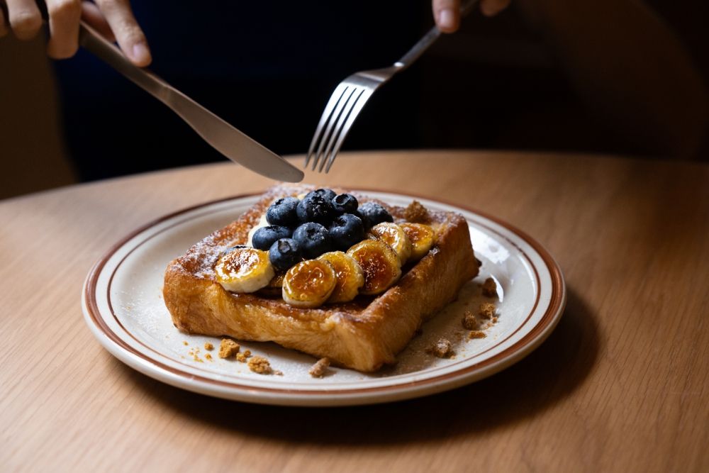 伯朗咖啡館科大概念店來了！木質調空間太好拍、「厚培根酸種麵包&威士忌香蕉法式吐司」必點菜單一次看！-11