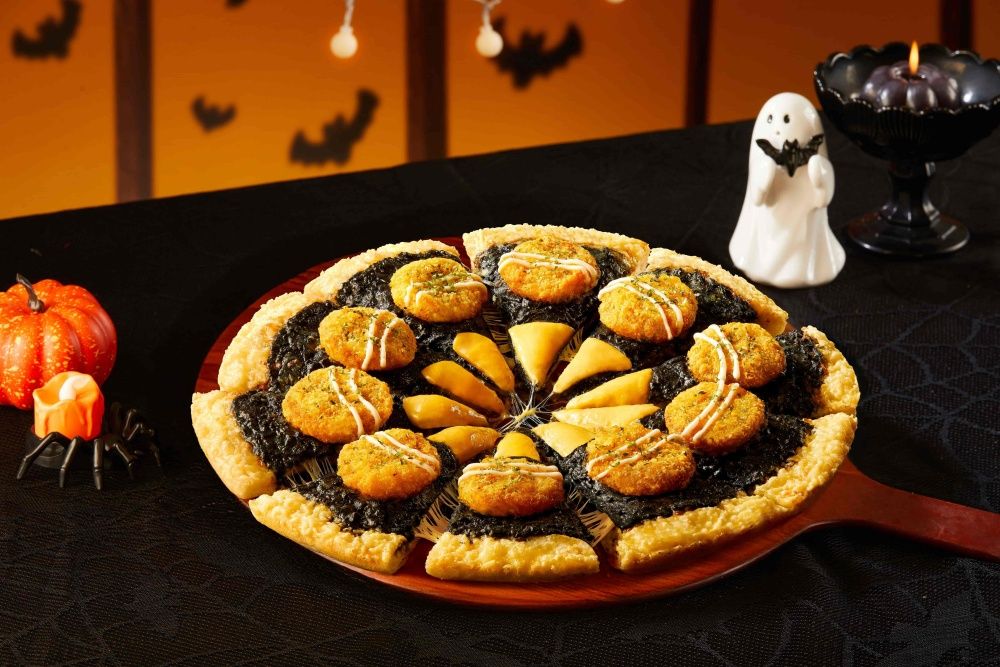 2025萬聖節限定速食新品推薦！頂呱呱「鬼娃恰吉」聯名漢堡、必勝客黑咖哩豬排比薩太欠吃！-7