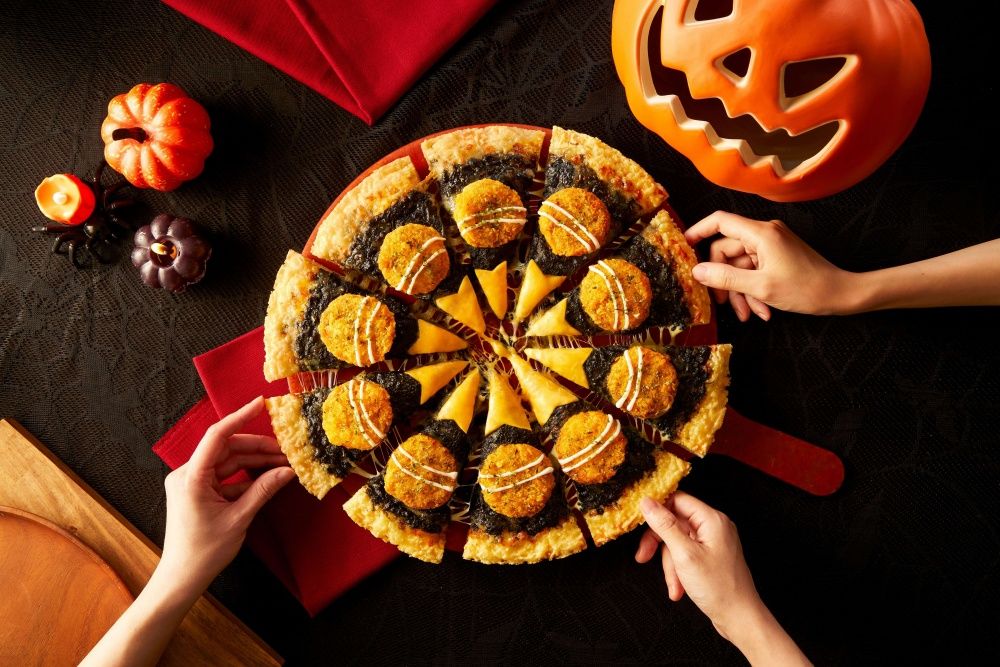 2025萬聖節限定速食新品推薦！頂呱呱「鬼娃恰吉」聯名漢堡、必勝客黑咖哩豬排比薩太欠吃！-5