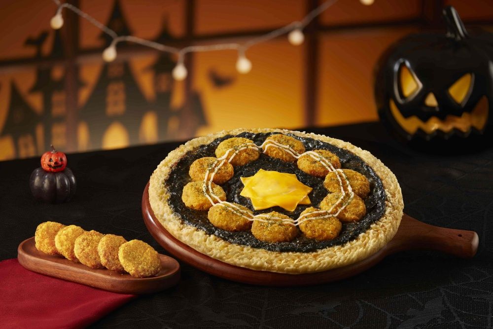 2025萬聖節限定速食新品推薦！頂呱呱「鬼娃恰吉」聯名漢堡、必勝客黑咖哩豬排比薩太欠吃！-6