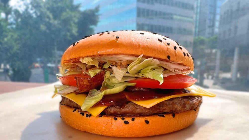 2025萬聖節限定速食新品推薦！頂呱呱「鬼娃恰吉」聯名漢堡、必勝客黑咖哩豬排比薩太欠吃！-14