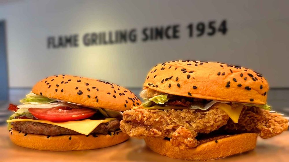 2025萬聖節限定速食新品推薦！頂呱呱「鬼娃恰吉」聯名漢堡、必勝客黑咖哩豬排比薩太欠吃！-19