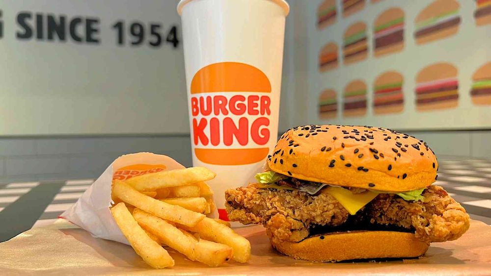 2025萬聖節限定速食新品推薦！頂呱呱「鬼娃恰吉」聯名漢堡、必勝客黑咖哩豬排比薩太欠吃！-18