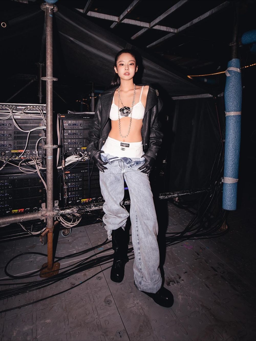 Jennie高雄演唱會發文了！火辣香奈兒戰服、後台「冰敷臉頰」可愛照曝光～妮真的熱到了！-2