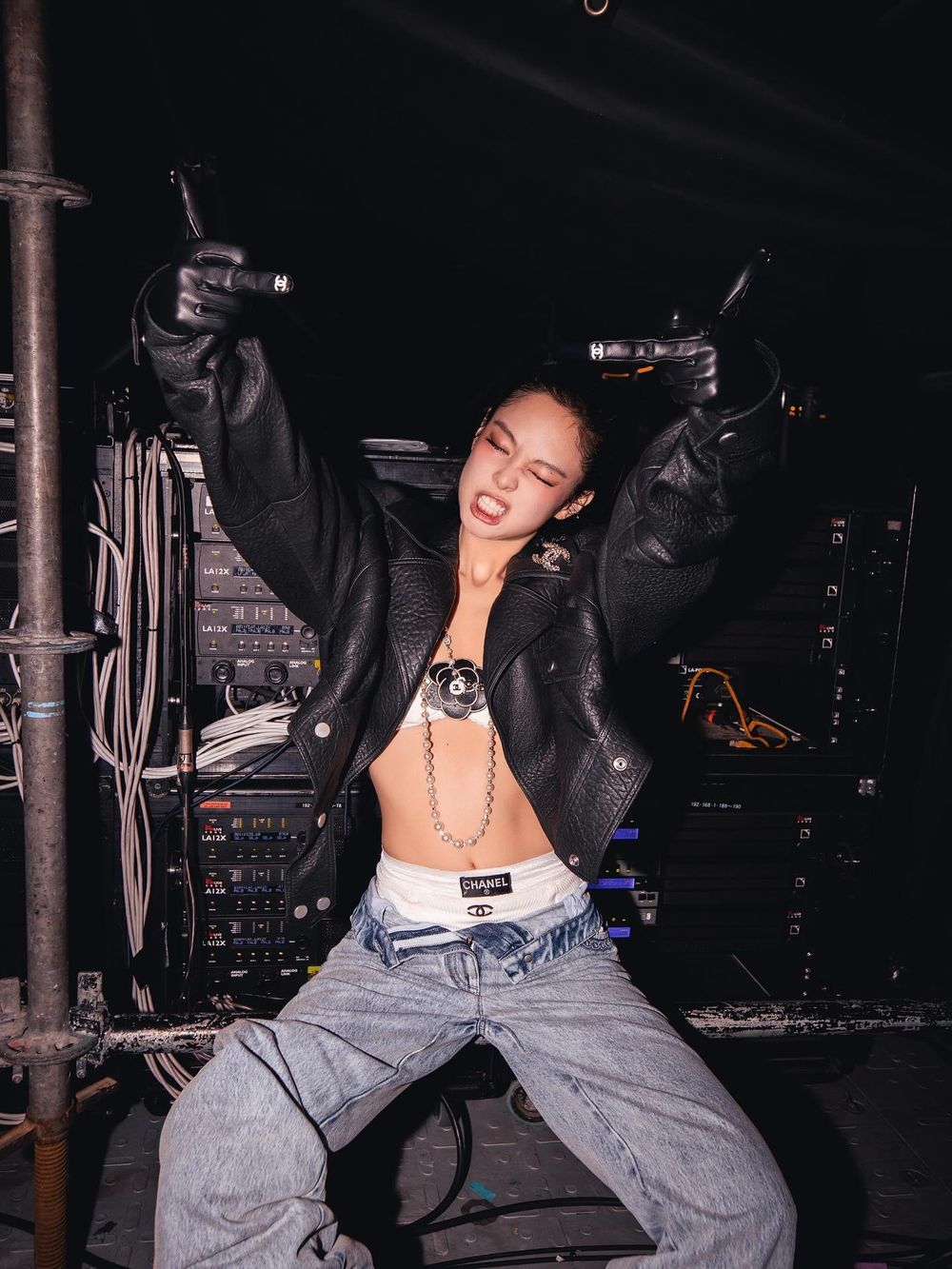 Jennie高雄演唱會發文了！火辣香奈兒戰服、後台「冰敷臉頰」可愛照曝光～妮真的熱到了！-4