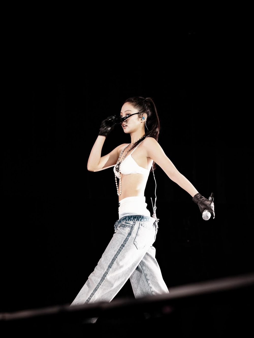 Jennie高雄演唱會發文了！火辣香奈兒戰服、後台「冰敷臉頰」可愛照曝光～妮真的熱到了！-3