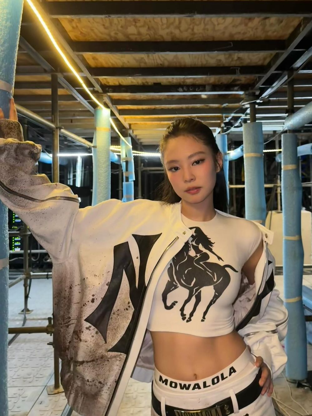 Jennie高雄演唱會發文了！火辣香奈兒戰服、後台「冰敷臉頰」可愛照曝光～妮真的熱到了！-5