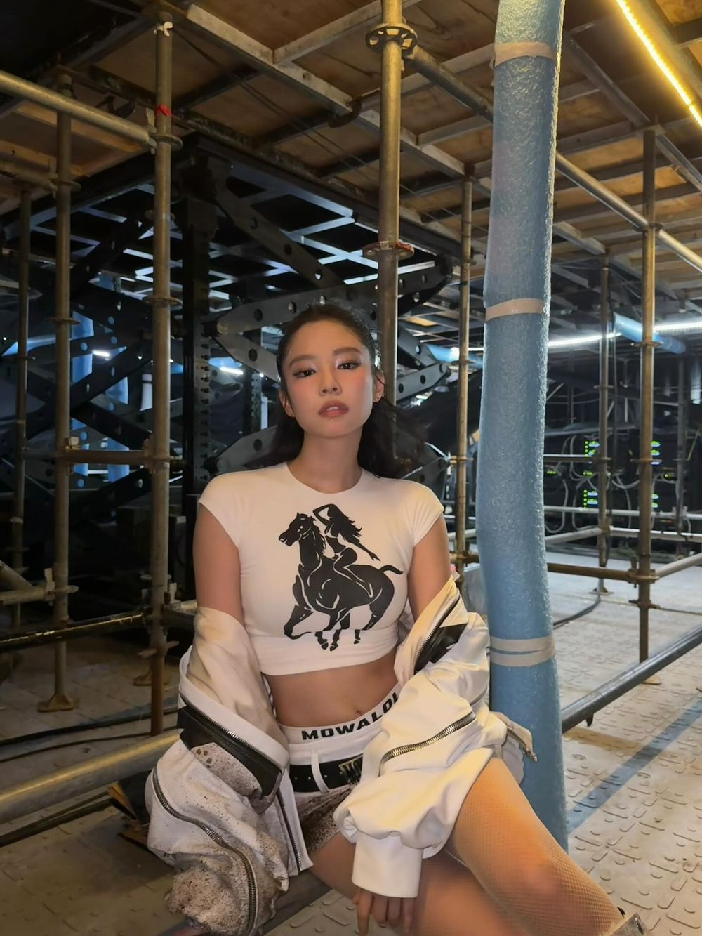 Jennie高雄演唱會發文了！火辣香奈兒戰服、後台「冰敷臉頰」可愛照曝光～妮真的熱到了！-6