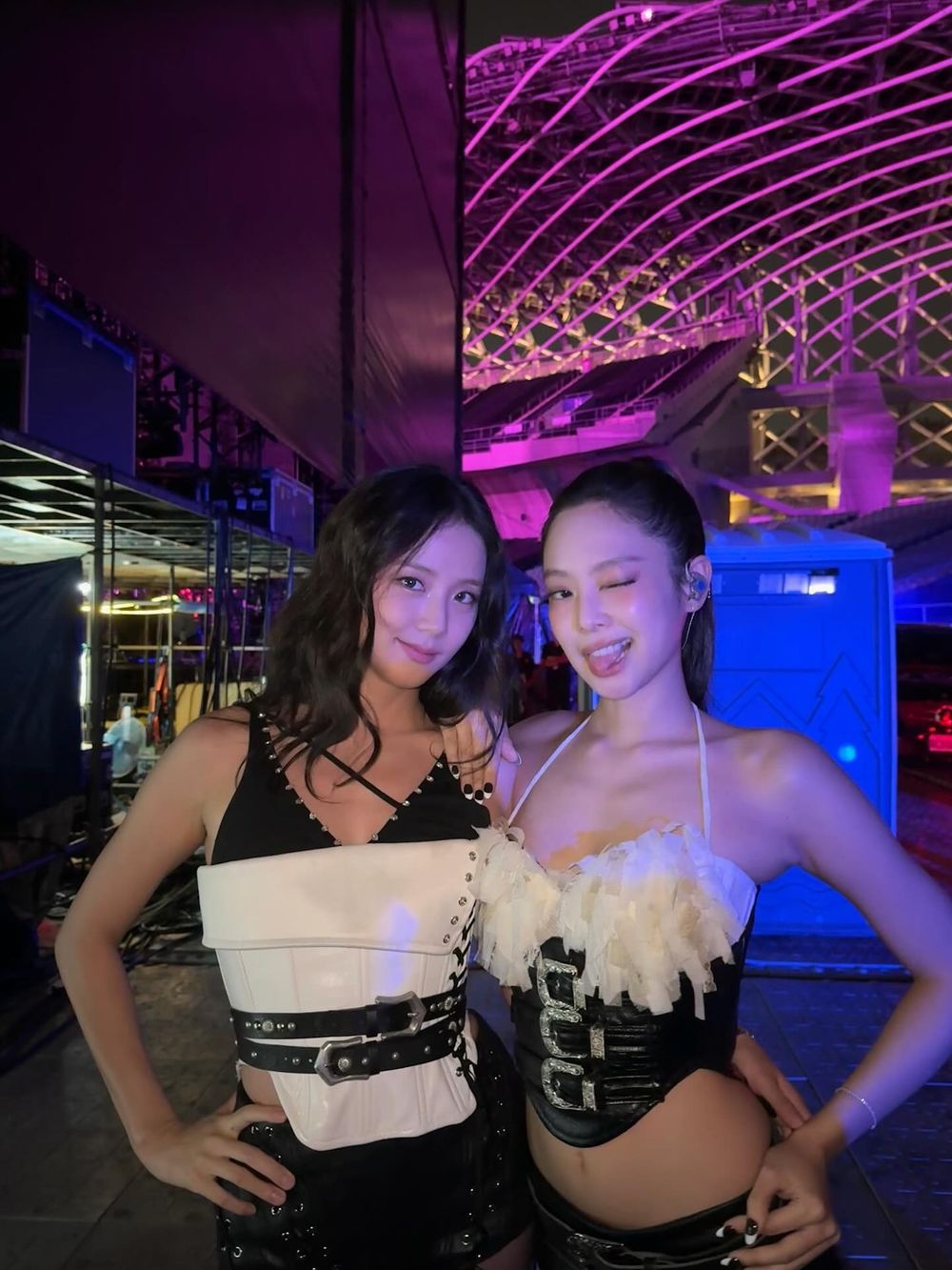 Jennie高雄演唱會發文了！火辣香奈兒戰服、後台「冰敷臉頰」可愛照曝光～妮真的熱到了！-7