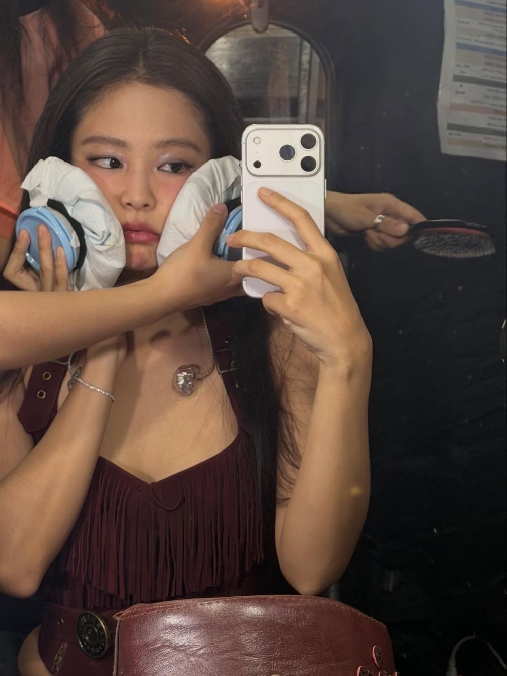 Jennie高雄演唱會發文了！火辣香奈兒戰服、後台「冰敷臉頰」可愛照曝光～妮真的熱到了！-8