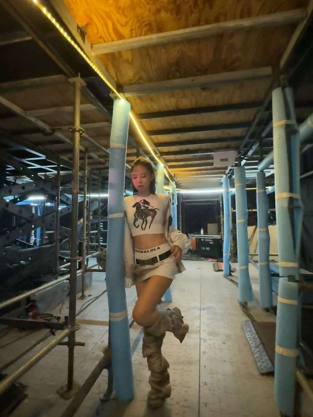 Jennie高雄演唱會發文了！火辣香奈兒戰服、後台「冰敷臉頰」可愛照曝光～妮真的熱到了！-10