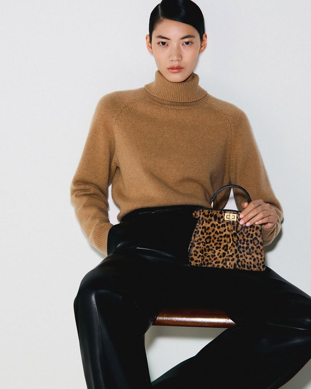 ITZY忙內Yuna好事近了？！幫FENDI拍攝廣告大片美爆、愛豆界神級身材不是叫假的！-4