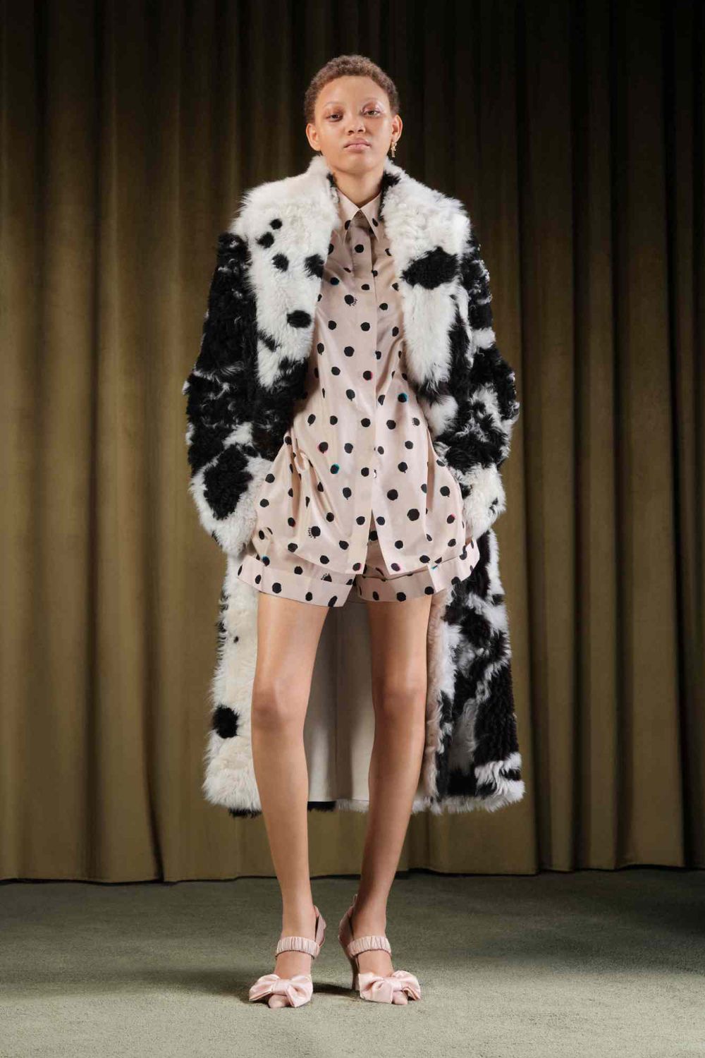 ITZY忙內Yuna好事近了？！幫FENDI拍攝廣告大片美爆、愛豆界神級身材不是叫假的！-5