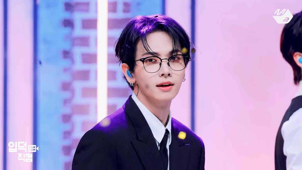 韓網熱議6位最讓人心動的男偶像舞台眼鏡造型！明宰鉉、圓佑性感爆棚，俊昊散發知性危險感！-5