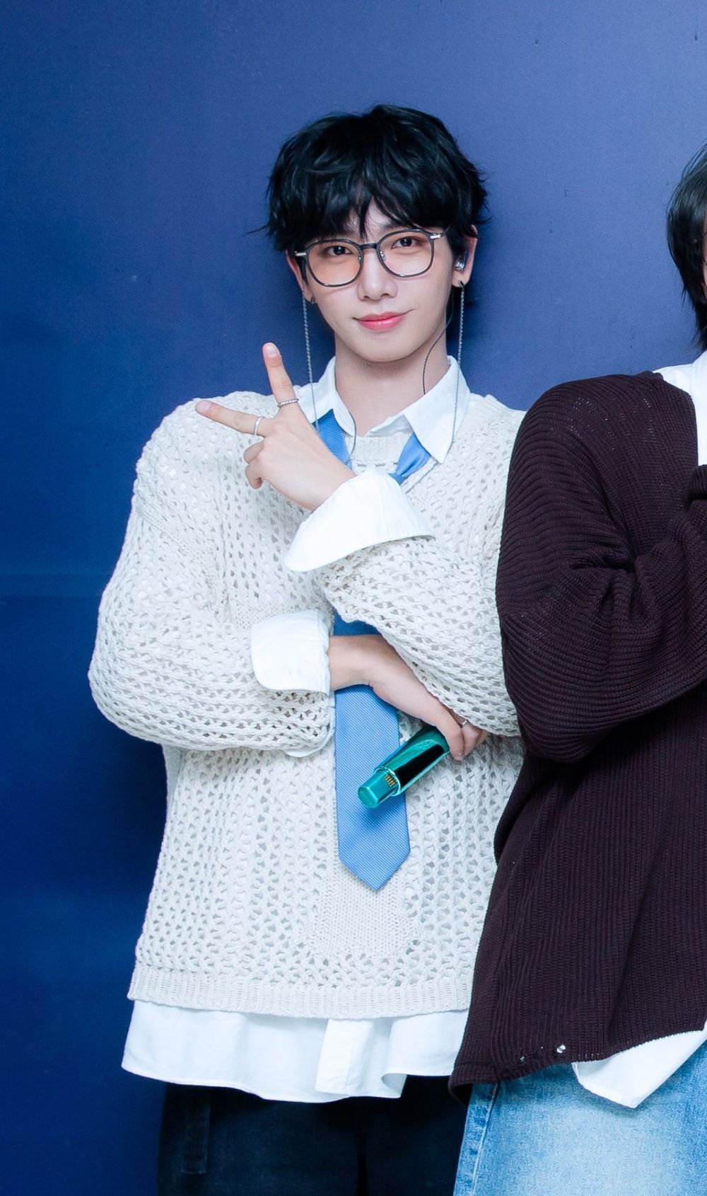 韓網熱議6位最讓人心動的男偶像舞台眼鏡造型！明宰鉉、圓佑性感爆棚，俊昊散發知性危險感！-4