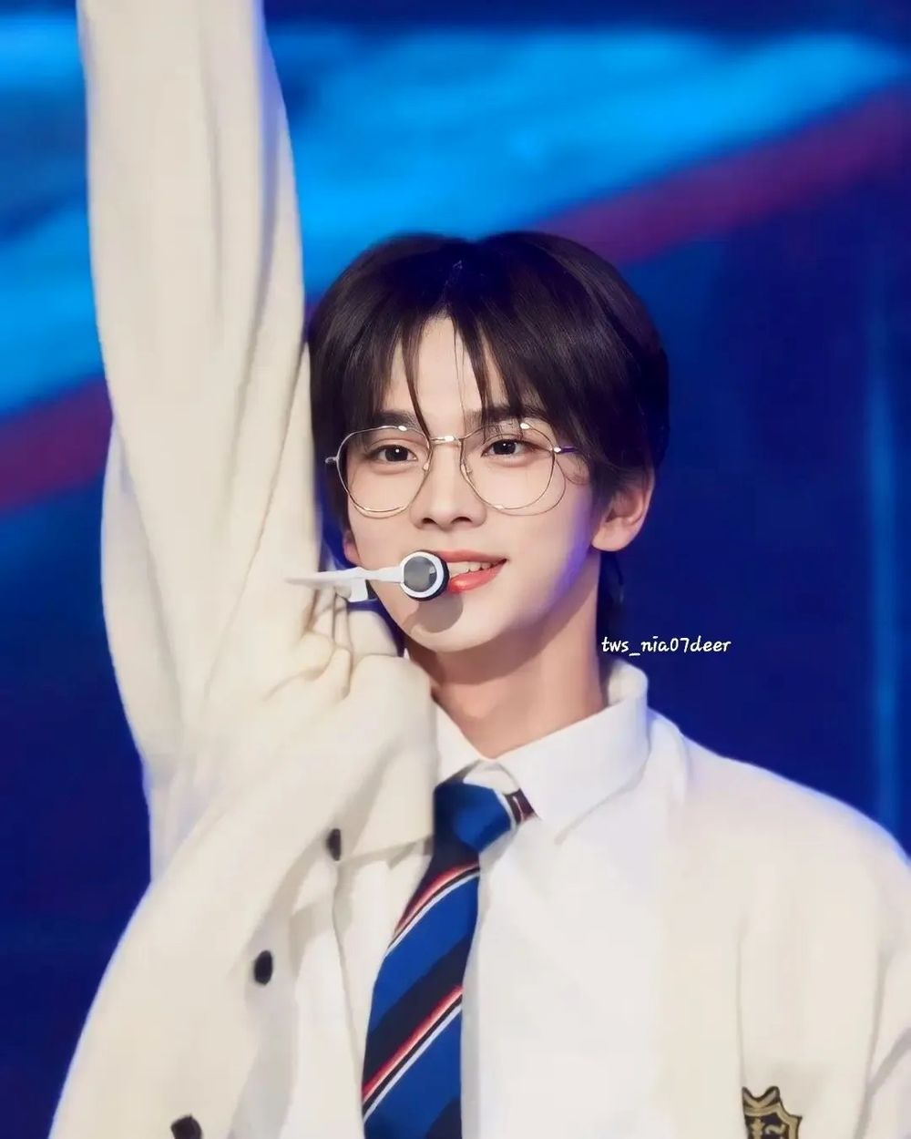 韓網熱議6位最讓人心動的男偶像舞台眼鏡造型！明宰鉉、圓佑性感爆棚，俊昊散發知性危險感！-7