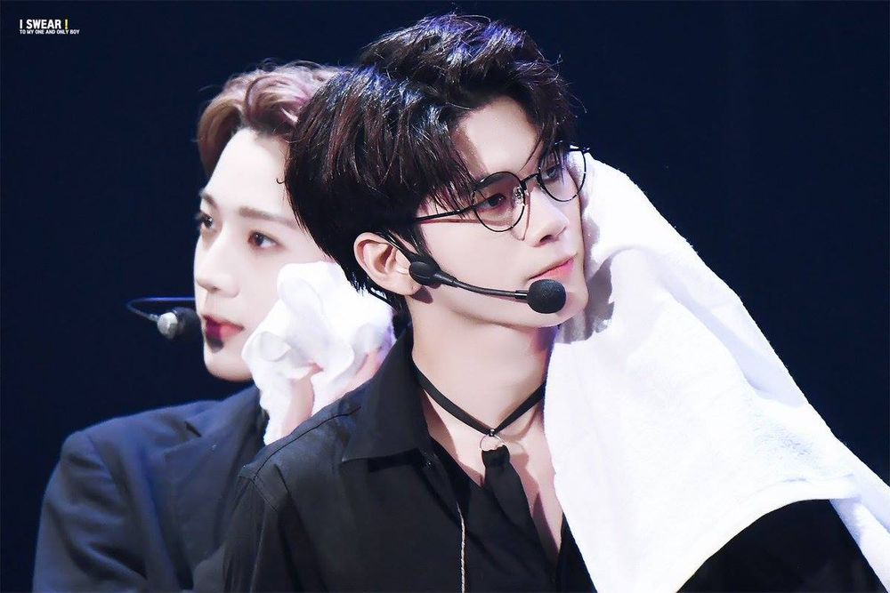 韓網熱議6位最讓人心動的男偶像舞台眼鏡造型！明宰鉉、圓佑性感爆棚，俊昊散發知性危險感！-8