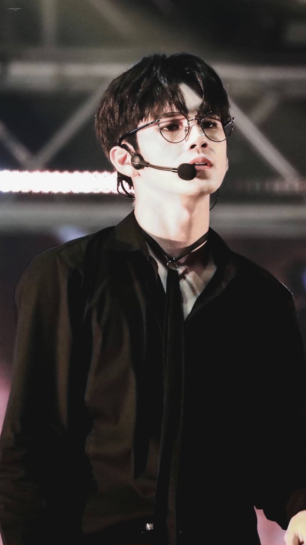 韓網熱議6位最讓人心動的男偶像舞台眼鏡造型！明宰鉉、圓佑性感爆棚，俊昊散發知性危險感！-9