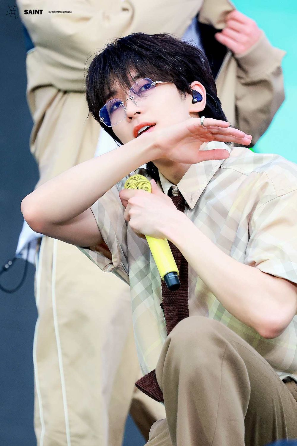 韓網熱議6位最讓人心動的男偶像舞台眼鏡造型！明宰鉉、圓佑性感爆棚，俊昊散發知性危險感！-10