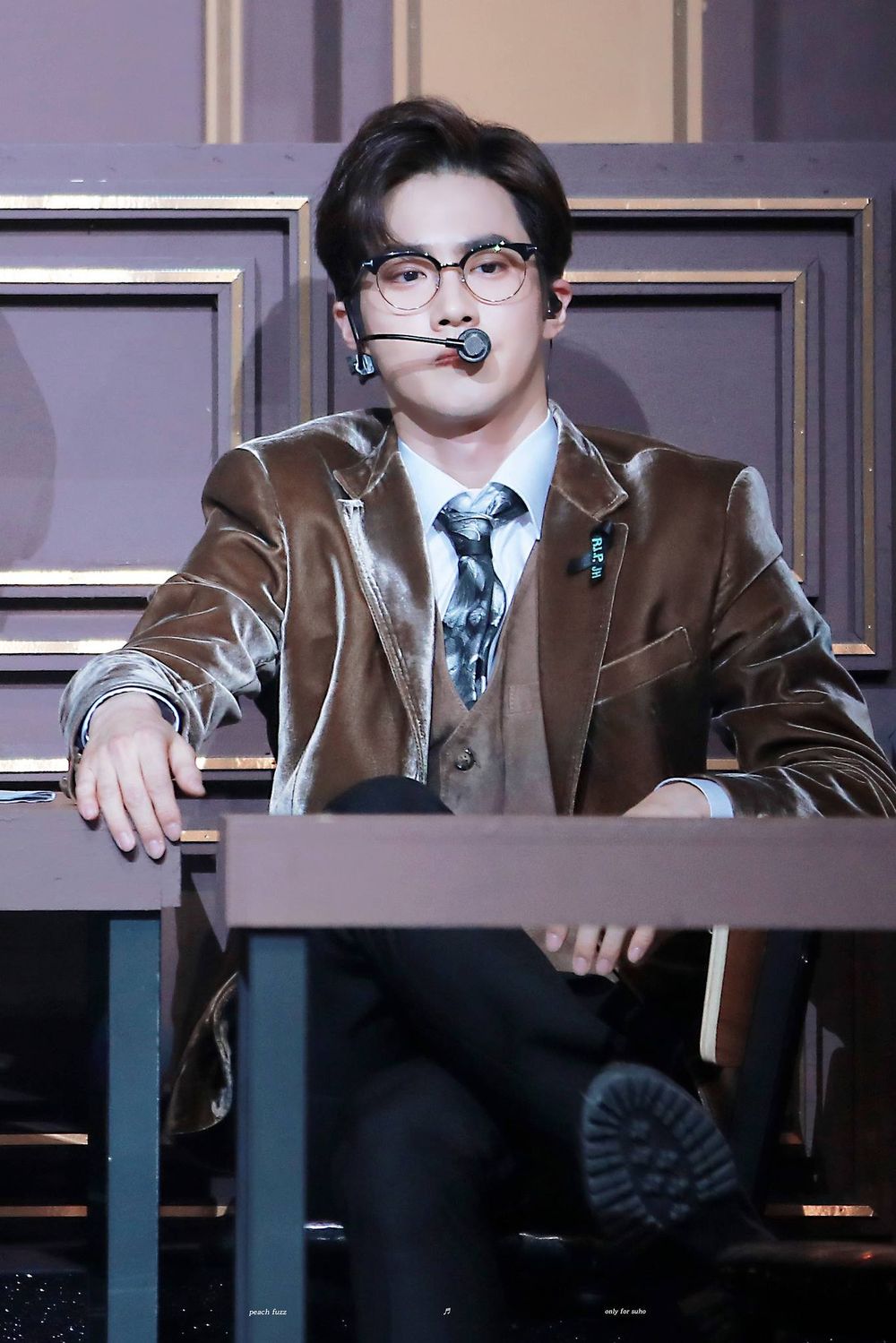 韓網熱議6位最讓人心動的男偶像舞台眼鏡造型！明宰鉉、圓佑性感爆棚，俊昊散發知性危險感！-12