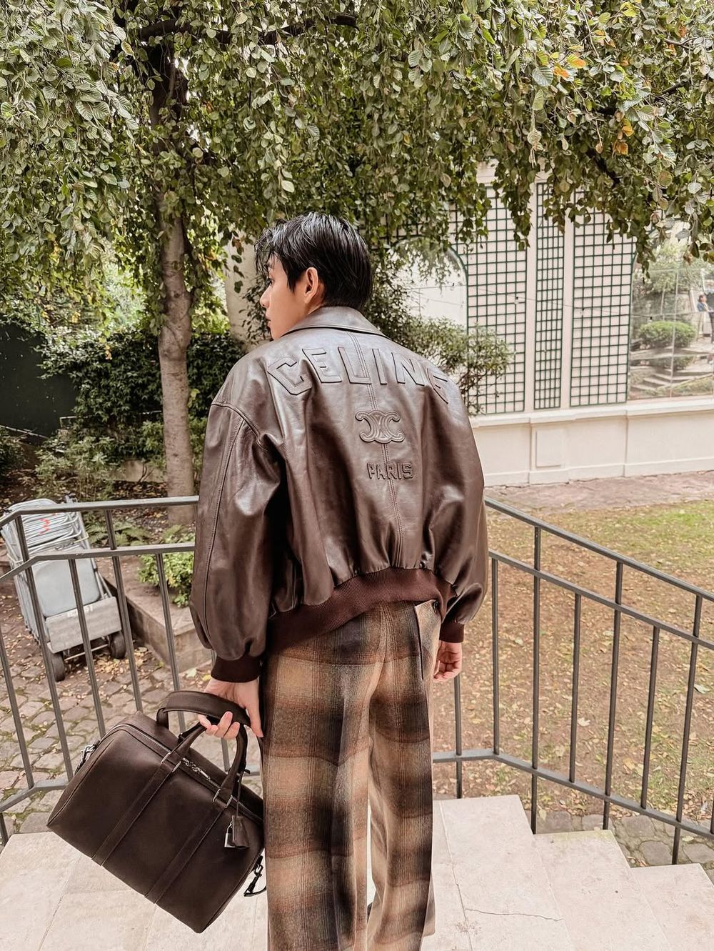 阿米的秋冬男神來了！金泰亨IG曬最新CELINE穿搭照！世首帥「雕刻側顏」真的太權威！-4