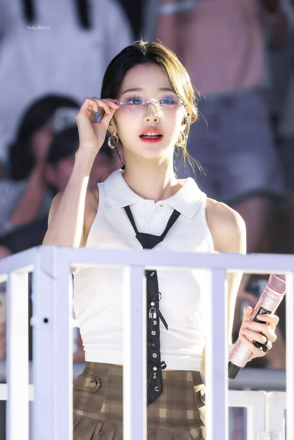  韓網熱議6位最心動的女偶像眼鏡舞台造型！Karina性感帥氣爆棚，安俞真、張員瑛全場焦點！-2