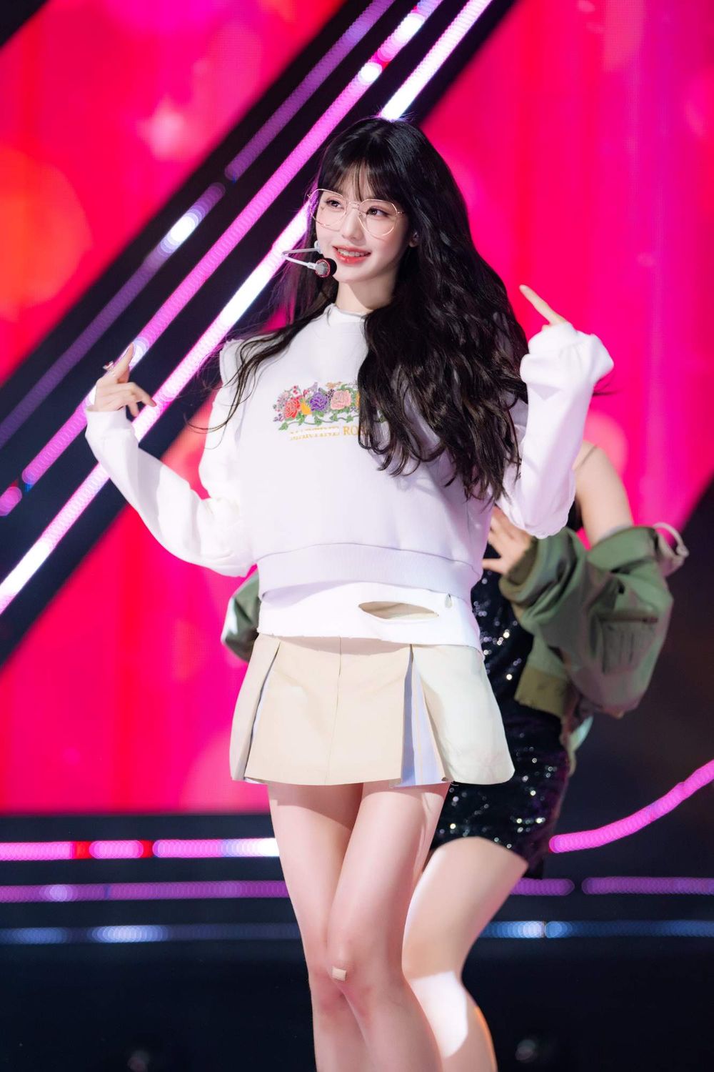  韓網熱議6位最心動的女偶像眼鏡舞台造型！Karina性感帥氣爆棚，安俞真、張員瑛全場焦點！-3