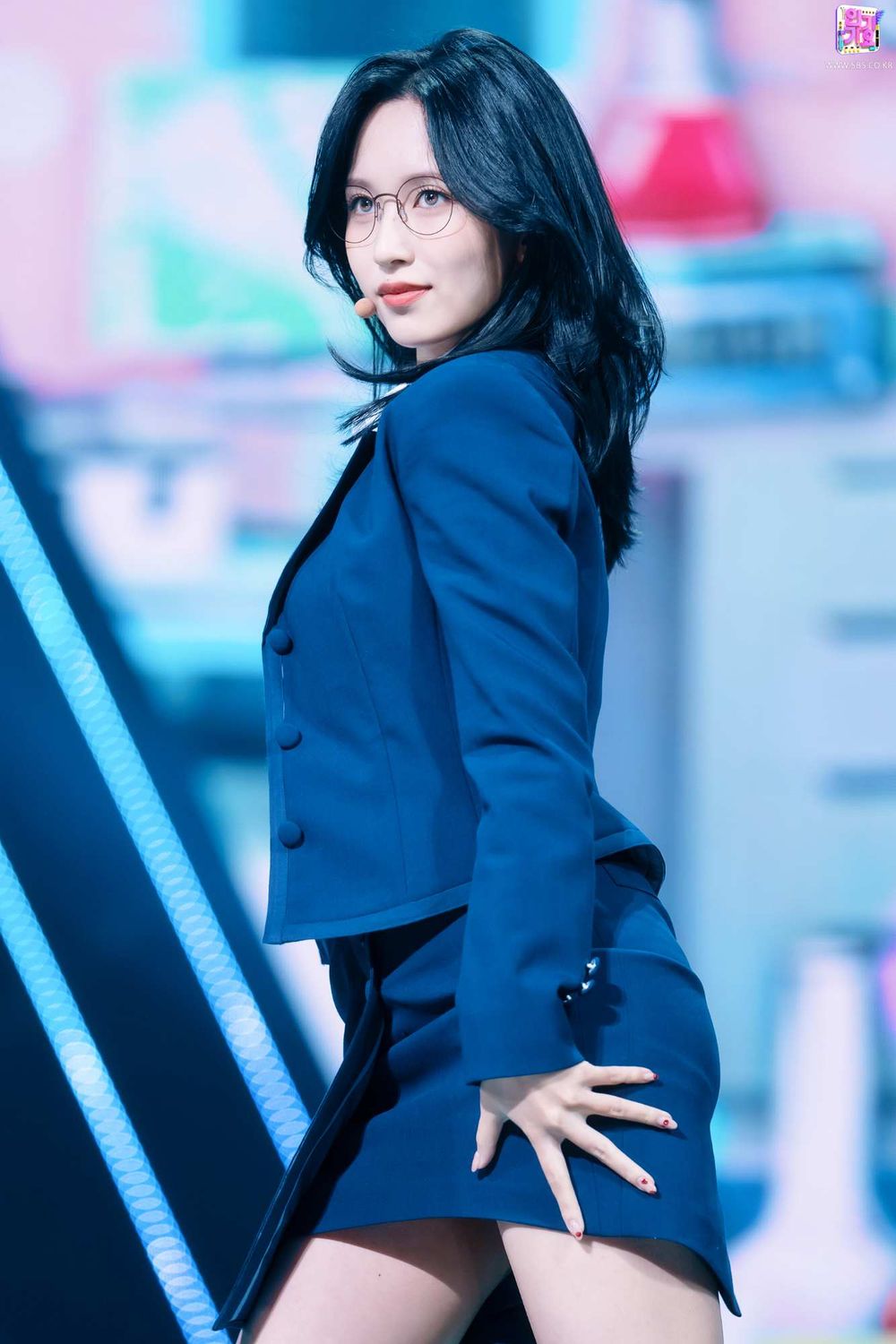  韓網熱議6位最心動的女偶像眼鏡舞台造型！Karina性感帥氣爆棚，安俞真、張員瑛全場焦點！-6