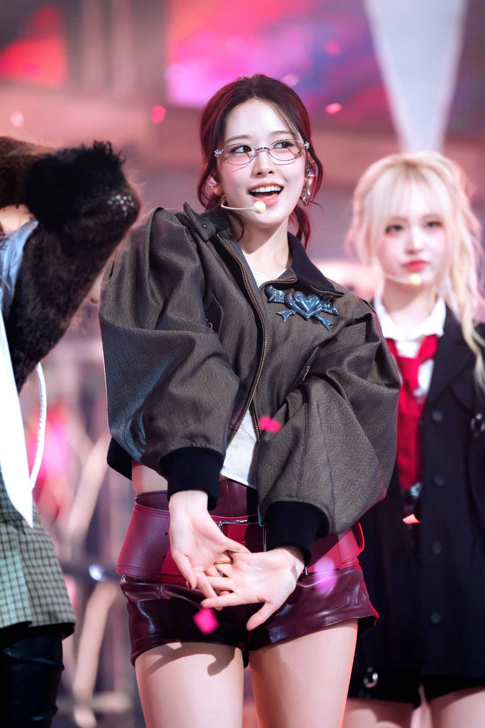  韓網熱議6位最心動的女偶像眼鏡舞台造型！Karina性感帥氣爆棚，安俞真、張員瑛全場焦點！-9