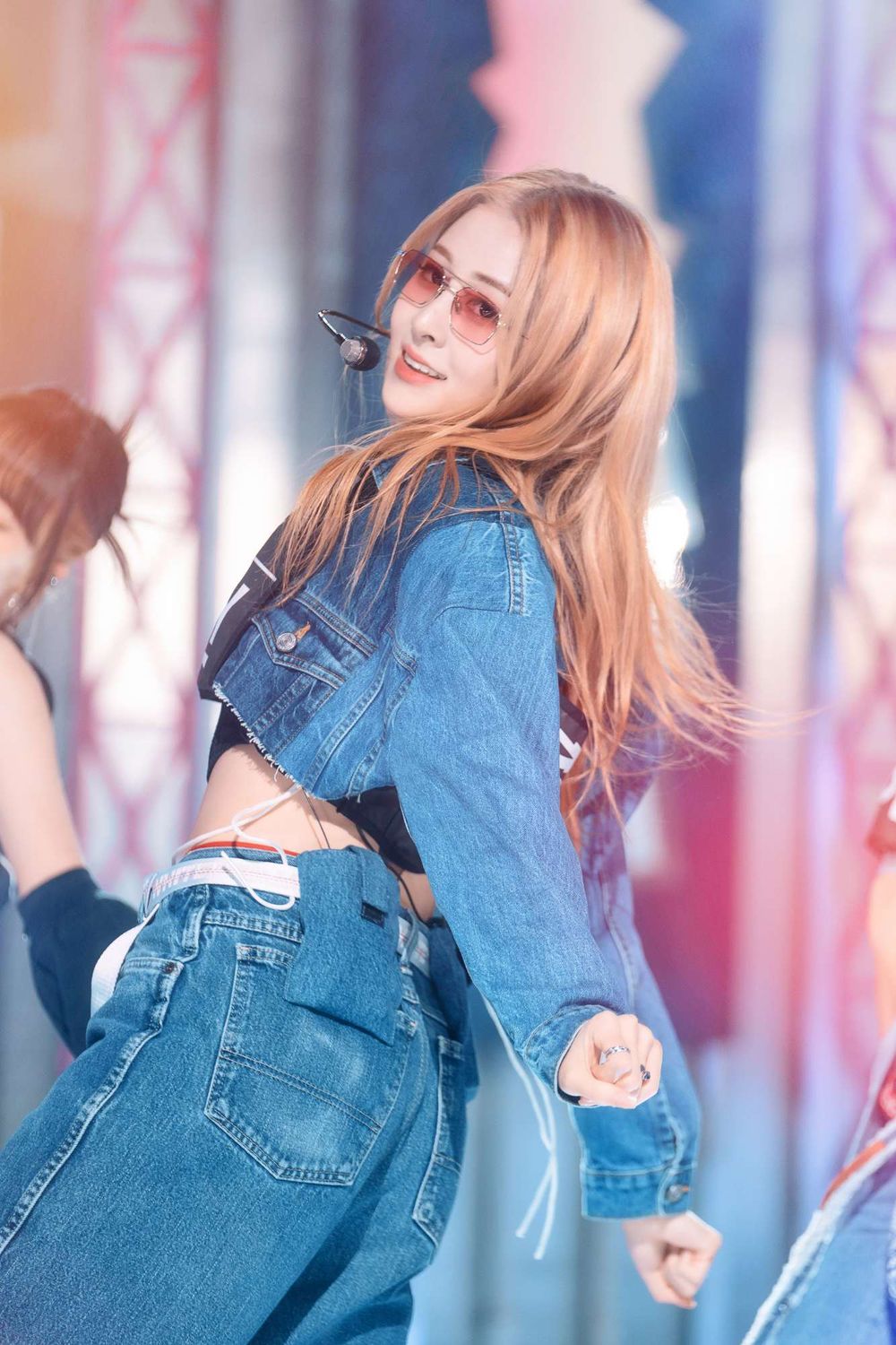  韓網熱議6位最心動的女偶像眼鏡舞台造型！Karina性感帥氣爆棚，安俞真、張員瑛全場焦點！-10