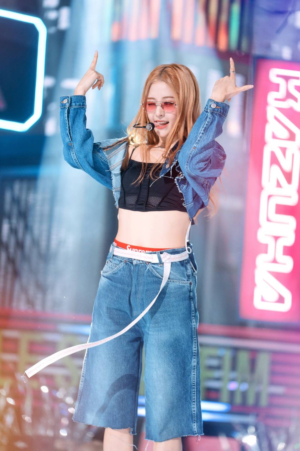  韓網熱議6位最心動的女偶像眼鏡舞台造型！Karina性感帥氣爆棚，安俞真、張員瑛全場焦點！-11