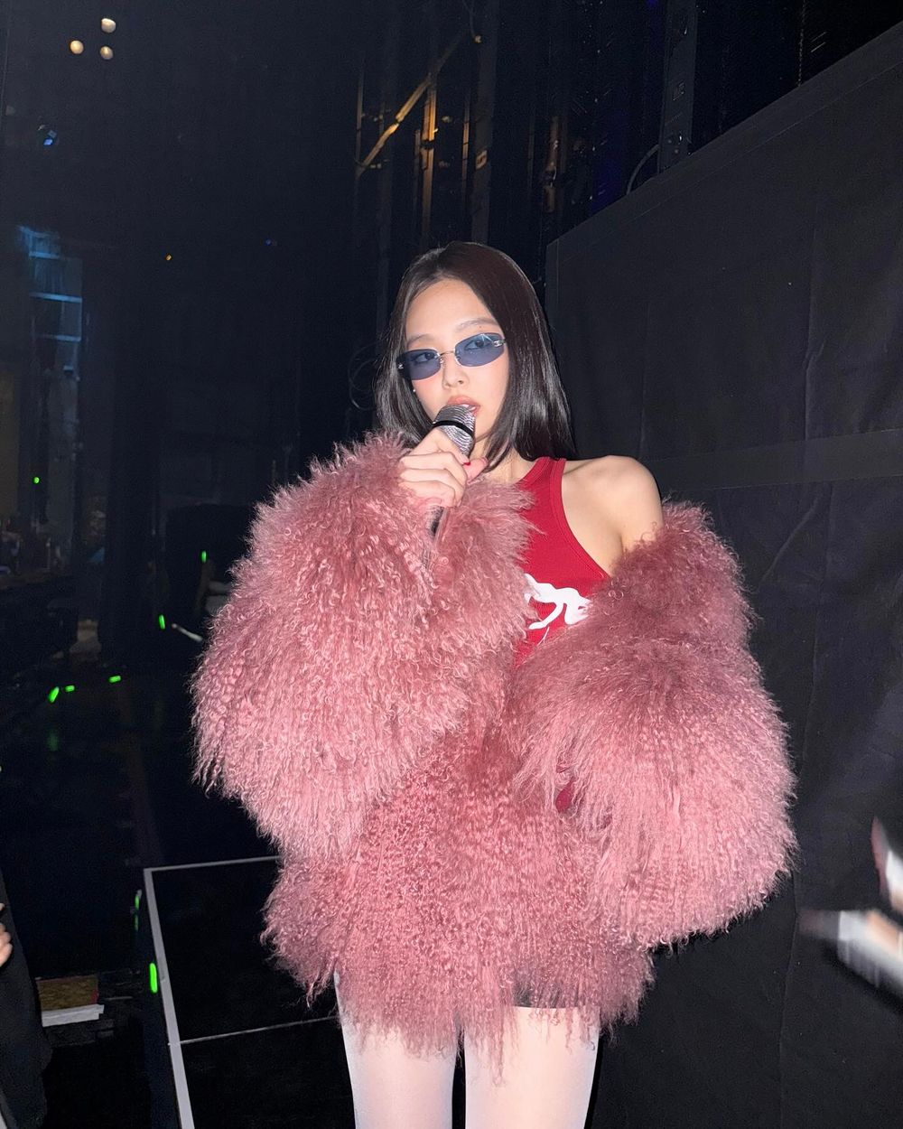  韓網熱議6位最心動的女偶像眼鏡舞台造型！Karina性感帥氣爆棚，安俞真、張員瑛全場焦點！-12