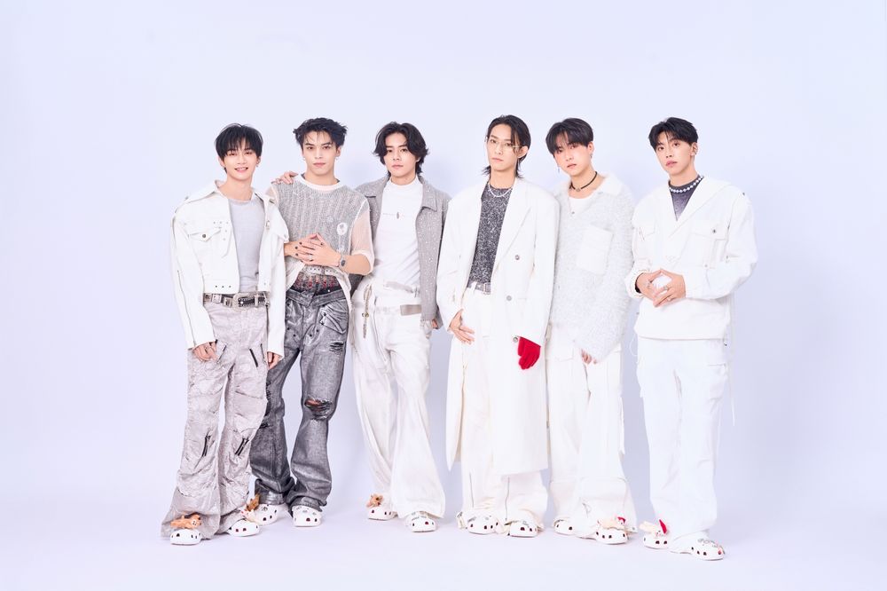 Crocs找來OZONE合作！男神一字排開穿上「洞洞鞋」陪你過聖誕！麋鹿鞋扣也太可愛了吧！-6