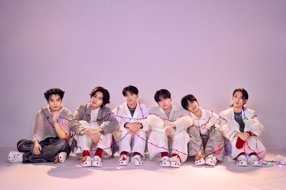 Crocs找來OZONE合作！男神一字排開穿上「洞洞鞋」陪你過聖誕！麋鹿鞋扣也太可愛了吧！-4