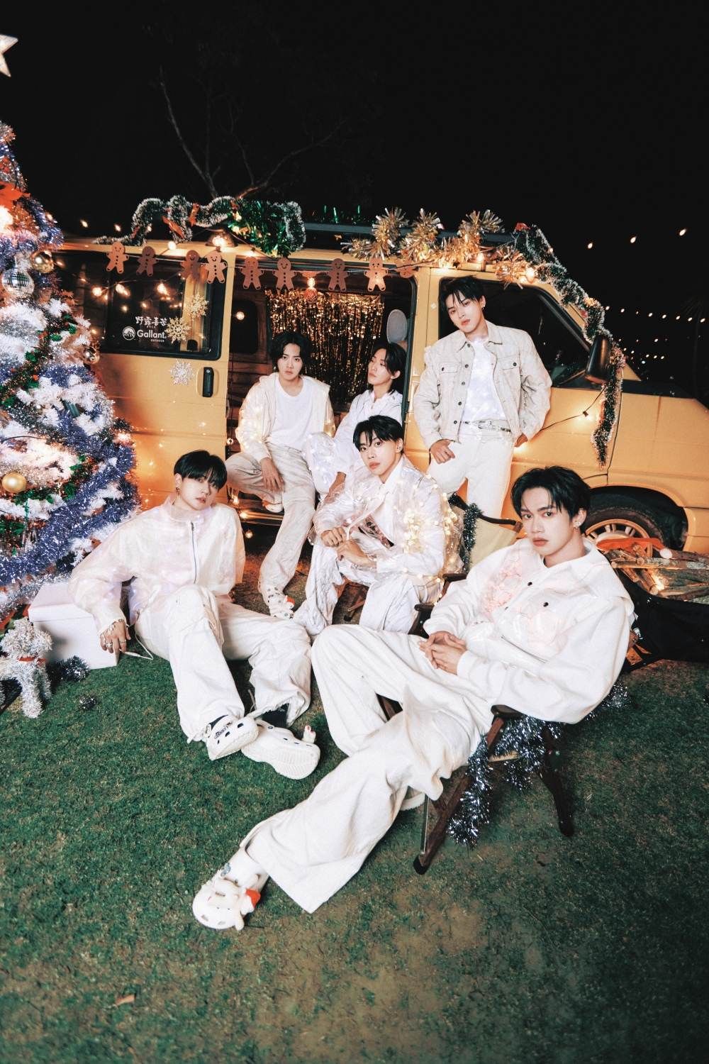 Crocs找來OZONE合作！男神一字排開穿上「洞洞鞋」陪你過聖誕！麋鹿鞋扣也太可愛了吧！-2