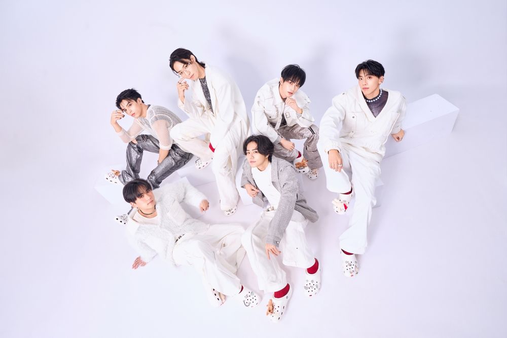 Crocs找來OZONE合作！男神一字排開穿上「洞洞鞋」陪你過聖誕！麋鹿鞋扣也太可愛了吧！-3