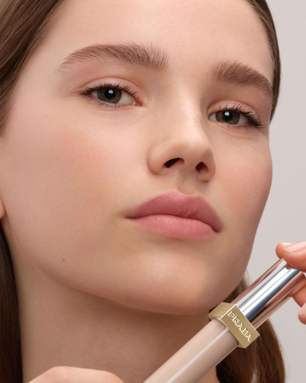 斷貨級精品底妝即將開搶！PRADA Beauty「寶寶藍尼龍氣墊」絕美輕霧妝感＋低飽和莫測藍外殼，手速不夠快就被買光了！-13