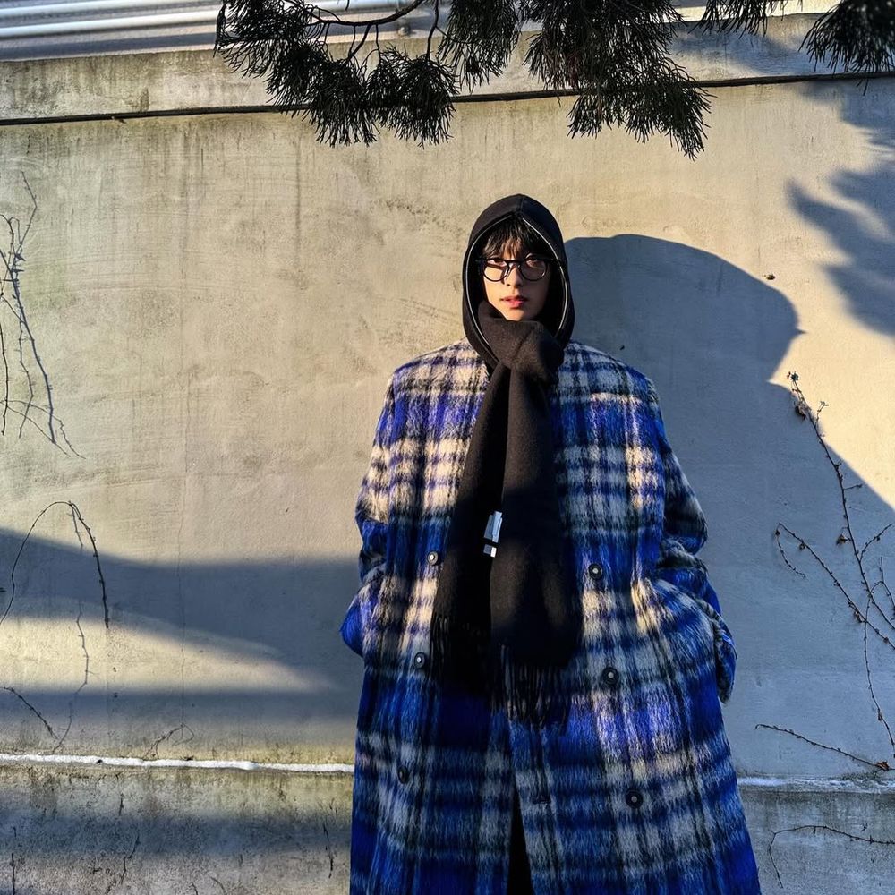 怕冷必看！冬季圍巾6大綁法一次學會！「帽子圍法」是愛豆私服標配、這幾招零技巧超簡單！-9