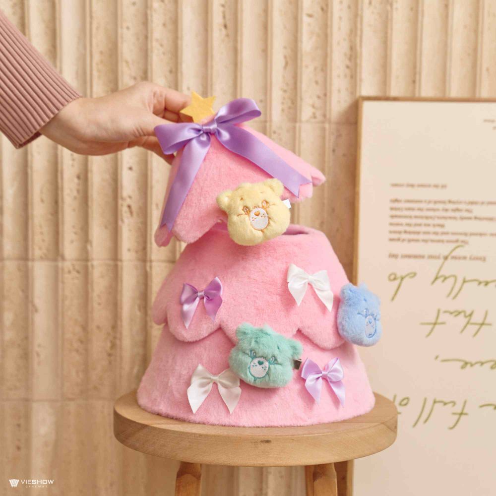 2025聖誕交換禮物推薦！「Care Bears趴姿玩偶髮夾&蝴蝶結聖誕樹置物盒」可愛發瘋、只有這裡買得到！-2