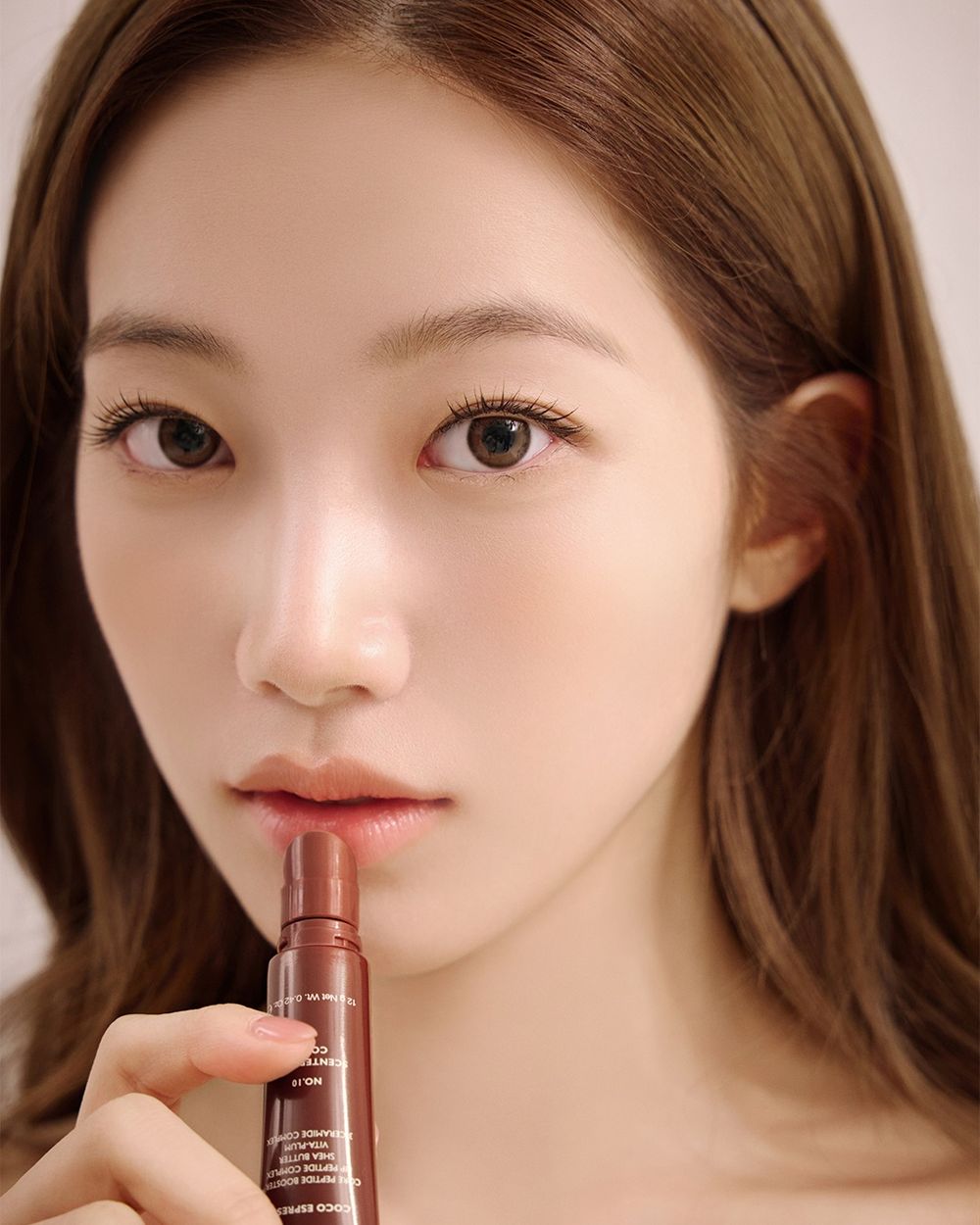 韓網熱議最適合美妝代言的一張臉！KAZUHA潤唇蜜新廣告、美到上熱搜，全網敲碗氛圍感色號就是這支！-4